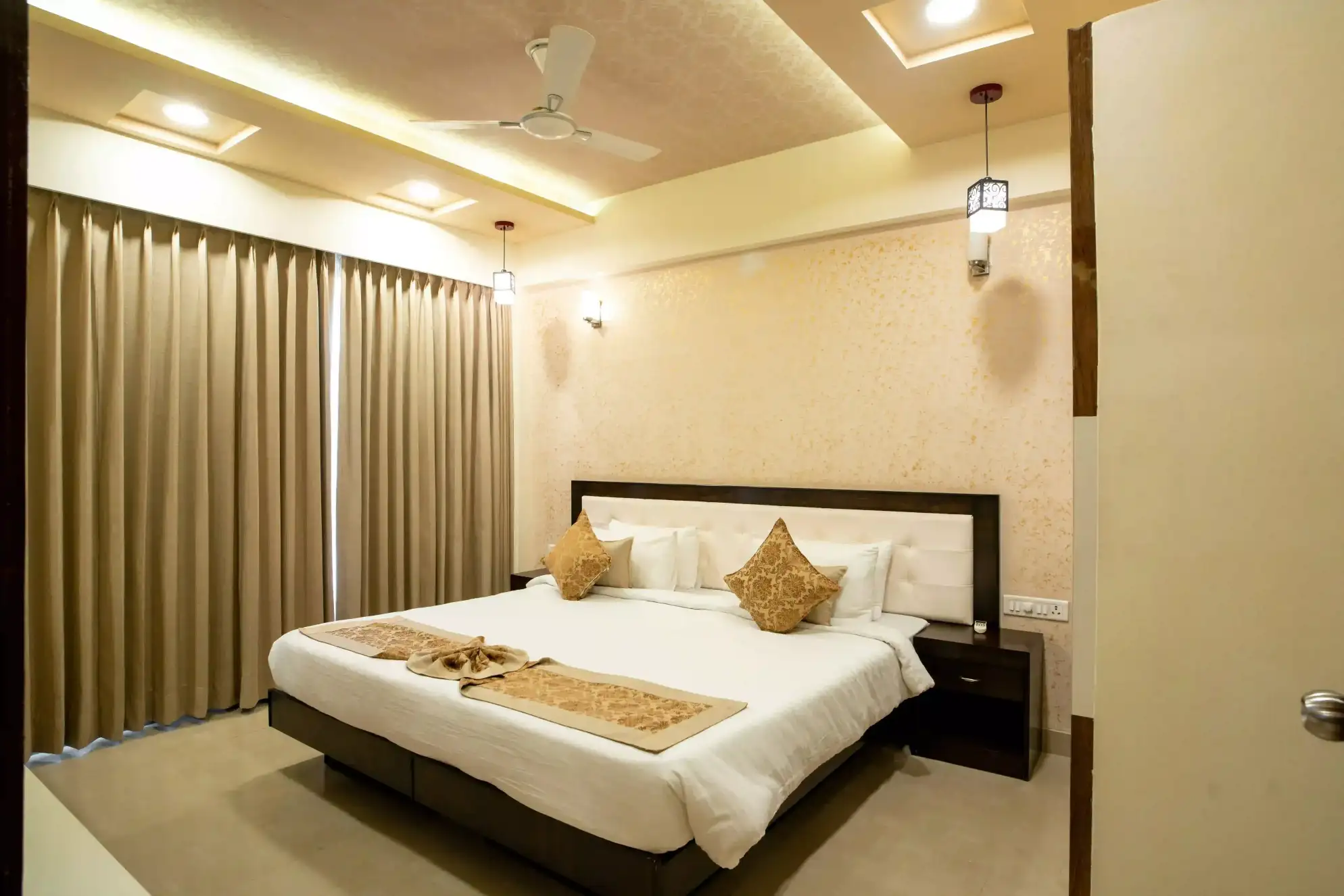 Sandal Cream Geometric Ceiling